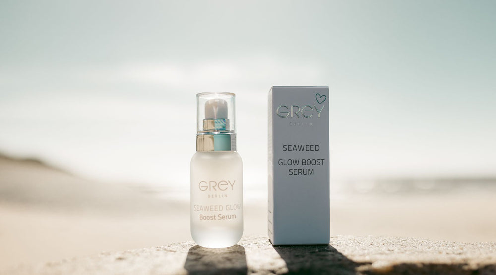 GREY Berlin Skincare Glow Boost Serum mit isländischen Algen am Strand. vegane Meereskosmetik