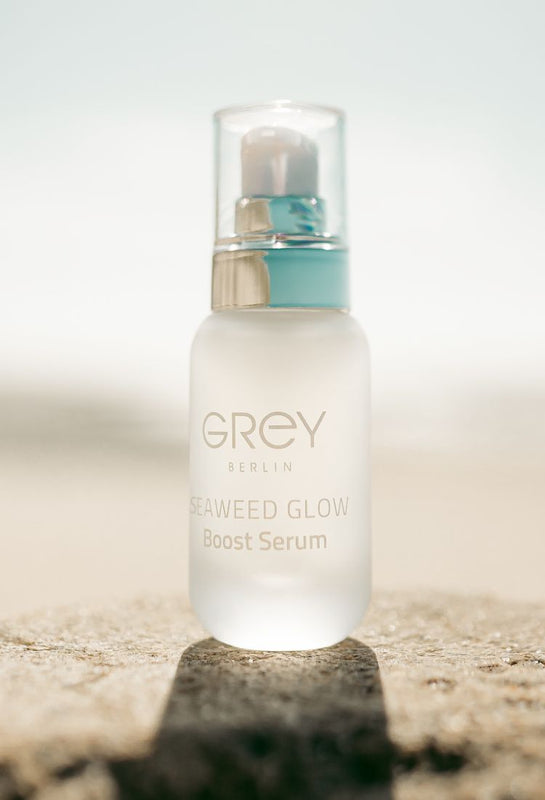 GREY Berlin Skincare Glow Boost Serum mit isländischen Algen am Strand
